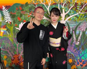 Akiko Higashimura Instagram - 山田玲司のヤングサンデーに四年ぶり？に出ましたー
背景の壁が素晴らしかったのでその前で撮ったら黒い着物が映えてよかった❤️年々若返るしみっちゃんとツーショットも撮りました！

#ヤンサン#山田玲司のヤングサンデー#東村アキコ #ぎおん齋藤#着物