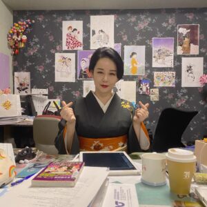 Akiko Higashimura Instagram - 今日ひとつ取材があったのでこの格好で仕事してしまいました‥秋にぴったりな蔦の着物です！
帯のおかげで逆に腰が楽でいいんだけどね！

#東村アキコ #higashimuraakiko#私のことを憶えていますか#ピッコマ#着物#御所解帯#ぎをん斎藤 #海月姫 #東京タラレバ娘 #かくかくしかじか #ママはテンパリスト #美食探偵明智五郎  #雪花の虎 #着物#偽装不倫