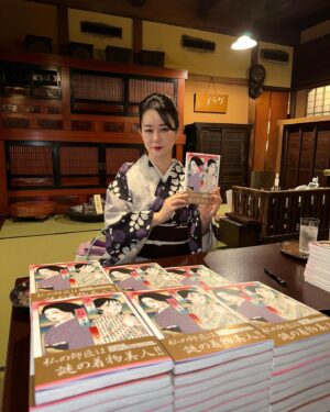 Akiko Higashimura Instagram - 名古屋の懐石料理のお店、志ら玉さんで和文化好きな皆様でのお茶会とお食事会に誘われて、ついでに図々しくも銀太郎さんを手売りしようと思って、そしたらこんな、時代劇の商家の帳場の小上がりそのままのところに場所を作っていただいて‥
みなさんたくさんお買い上げ下さいました、志ら玉さん、参加したみなさま、本当にありがとうございました！

#懐石料理志ら玉#銀太郎さんお頼み申す#ココハナ#ごふく美馬#着物#辻ヶ花