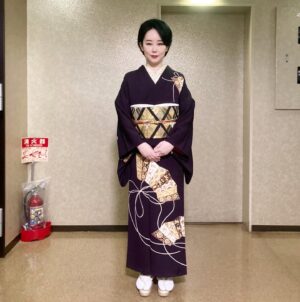 Akiko Higashimura Instagram - 昨日はお友達の結婚式でした！行きつけの歌舞伎町の髪セット屋さんでパパッと結ってもらって、家に戻って自分で着物着て結婚式場へ‥！おめでたい扇の「末広」の着物です。結婚式久しぶりだったので感動しました✨るいくんゆうかちゃん、お幸せに！！

#ごふく美馬 #higashimuraakiko#消火器 #東村アキコ #東京タラレバ娘 #かくかくしかじか #訪問着 #美食探偵明智五郎  #雪花の虎 #着物#偽装不倫ロス