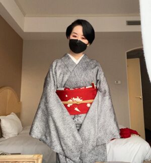 Akiko Higashimura Instagram - 高知で、ごふく美馬さん創業25周年のパーティと、美馬さん主催の歌舞伎の特別公演に行ってきました✨染五郎様の春興鏡獅子、素晴らしかったです。伝説が生まれる瞬間に立ち会いました。美馬さんとこで作った総絞りに真っ赤な宝尽くしの帯で、この格好で飛行機に乗って行きました。絞りってあったかいんですね‥
#ごふく美馬#総絞り#高麗屋#着物