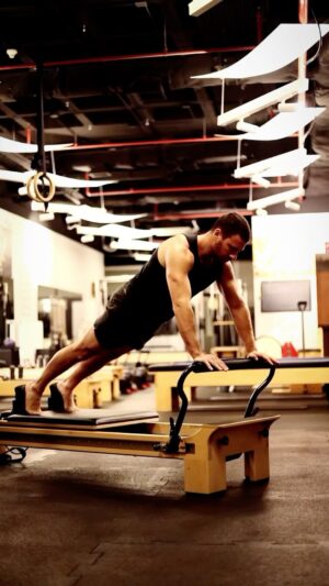 Akın Saatçi Instagram - Erkek adam pilates yapar 🩵 sence 😁⁉️
@leventpolestarpilates @polestarpilatesturkiye 
#pilates #pilatesegitmeni #pilatesegitimi #love