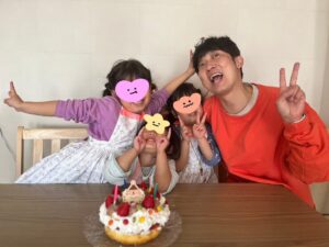 Akira Ishida Instagram - 久しぶりの再会

#娘たち
#石田たち
#三姉妹
#しあわせ