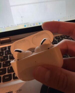 Akira Ishida Instagram - 答え合わせ。

箸置きがAirPodsになってました。
