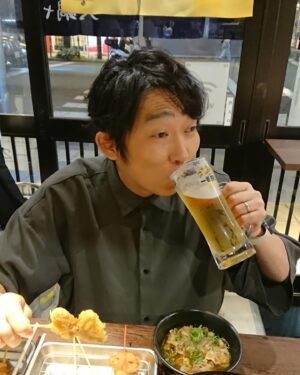 Akira Ishida Instagram - なんばグランド花月近くの黒門市場にある
「黒門　大鍋や」さん。
とりあえず一番搾り生ビールがたまらん。提供品質にもとことん 拘ってるから 、クリーミーな泡と飲んだ後に残る泡リングが最高です。
お店の名物「おでん」「串カツ」「牛皿」は期待を裏切らない味で、これまたビールに最適！
お昼からもやってるので、劇場観劇の合間や終わりにぜひ！

#PR
#よしアド
#キリンビール
#一番搾り
#お酒は20歳になってから
#昼飲み
#日本橋
#なんばグルメ
#おいしい生ビール
#大鍋おでん
#串かつ
#大鍋