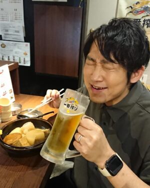 Akira Ishida Instagram - なんばグランド花月近くの黒門市場にある
「黒門　大鍋や」さん。
とりあえず一番搾り生ビールがたまらん。提供品質にもとことん 拘ってるから 、クリーミーな泡と飲んだ後に残る泡リングが最高です。
お店の名物「おでん」「串カツ」「牛皿」は期待を裏切らない味で、これまたビールに最適！
お昼からもやってるので、劇場観劇の合間や終わりにぜひ！

#PR
#よしアド
#キリンビール
#一番搾り
#お酒は20歳になってから
#昼飲み
#日本橋
#なんばグルメ
#おいしい生ビール
#大鍋おでん
#串かつ
#大鍋