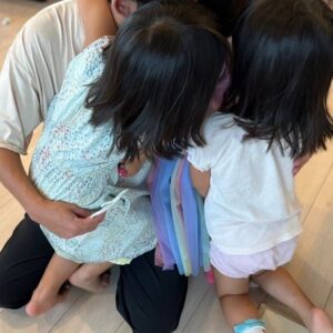 Akira Ishida Instagram - いってきますの儀式がしあわせすぎて

#娘たち
#石田たち
#三姉妹
#しあわせ