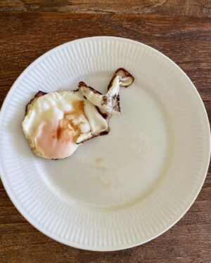 Akiyoshi Nakao Instagram - 朝から謎に『パパ目玉焼き作りたい』と言われて「よしやるか！！」と2人でやったけど、これって…失敗ですよね⁉️

とりあえずリアクション成功感出したけど🙏

良い週末を！！