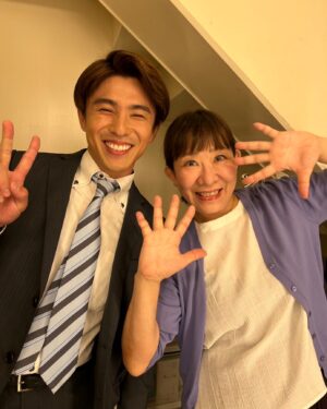 Akiyoshi Nakao Instagram - マジで凄く勉強になったよしもと新喜劇でした。皆さんの笑いを愛する空気感。俺もっと演じる事を愛さないといけないなと反省させられました。
すごい！！笑いってたぶん感情を動かす上で1番難しいと思います。笑いのツボは皆違うし、、、
それでも結果を残す皆様に感動しました。
新喜劇の劇団員になって、マジで学びたい。
心からそう思いました。
はじめさんありがとうございました！
写真ははじめさん緊張してたからあき恵さんと😄

俺多分目は開いてる。