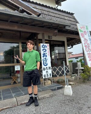 Akiyoshi Nakao Instagram - ばらかもんの撮影の合間で犬猿の仲の
田中みな実様と海鮮丼食べてきた。
写真まで撮ってくれました。
俺の目尻のシワを気にしてプレゼントまで…
ありがたい。

「ばらかもん」
初回放送は7月12日‼️
よろしくお願いします。