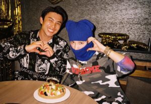 Akiyoshi Nakao Instagram - 先日妻の誕生日でした。
年々フリーザ並みにファッションがパワーアップしていく妻ですが、その裏では凄くをみんなに気を遣い、誰にでも優しく、いつまでも謙虚な妻を尊敬しています。
最近は年齢なのか、少し喧嘩も減ってきたように思いますが、家族みんな元気で、仲良く過ごせたら🙏
俺は今でこれなので確実に頑固じぃさん確定だけど、その時までどうぞよろしくお願いします！！！
おめでとう❗️いつもありがとう❗️
写真の手なんで俺はハートで、、、あの人のは割れてんだ？