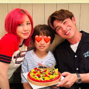 Akiyoshi Nakao Instagram - 俺…35歳になっちゃったよ。
いつも皆さん応援ありがとうございます。

家族にも沢山お祝いしてもらい👍
現場でも沢山お祝いしてもらい👍
誕生日って最高だね。

40代が見えてきたからここからの5年間しっかりと自分のやるべき事とやりたい事を全力でやっていきます。

時には皆様のお力を借りるかもですが、、、今後ともよろしくお願いします。

3枚目は仲里依紗の世界観を感じてみた。

4枚目は休日に隠し撮りされたらマジでそこそこ疲れたおじさんだった。

こんな世の中に生まれてきて、こんな人生を歩めて、こんな家族と過ごせて、こんな仕事をさせてもらえて、俺幸せっす。

ありがと。