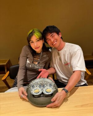 Akiyoshi Nakao Instagram - 結婚11周年㊗️
今日は顔のしみを数えられました。
20個あるそうです。。。
それだけ月日を共にしたということで。
最近は一緒にCMも出させていただいて、調子にのってますが、今後とも応援よろしくお願い致します。

いつもありがとう😊
スマホの待ち受けに俺も出るようにしてください、、、