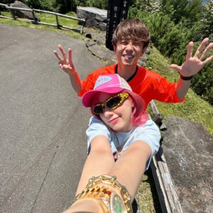 Akiyoshi Nakao Instagram - 俺…35歳になっちゃったよ。
いつも皆さん応援ありがとうございます。

家族にも沢山お祝いしてもらい👍
現場でも沢山お祝いしてもらい👍
誕生日って最高だね。

40代が見えてきたからここからの5年間しっかりと自分のやるべき事とやりたい事を全力でやっていきます。

時には皆様のお力を借りるかもですが、、、今後ともよろしくお願いします。

3枚目は仲里依紗の世界観を感じてみた。

4枚目は休日に隠し撮りされたらマジでそこそこ疲れたおじさんだった。

こんな世の中に生まれてきて、こんな人生を歩めて、こんな家族と過ごせて、こんな仕事をさせてもらえて、俺幸せっす。

ありがと。