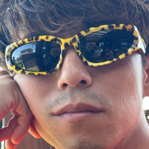 Akiyoshi Nakao Instagram - 俺…35歳になっちゃったよ。
いつも皆さん応援ありがとうございます。

家族にも沢山お祝いしてもらい👍
現場でも沢山お祝いしてもらい👍
誕生日って最高だね。

40代が見えてきたからここからの5年間しっかりと自分のやるべき事とやりたい事を全力でやっていきます。

時には皆様のお力を借りるかもですが、、、今後ともよろしくお願いします。

3枚目は仲里依紗の世界観を感じてみた。

4枚目は休日に隠し撮りされたらマジでそこそこ疲れたおじさんだった。

こんな世の中に生まれてきて、こんな人生を歩めて、こんな家族と過ごせて、こんな仕事をさせてもらえて、俺幸せっす。

ありがと。