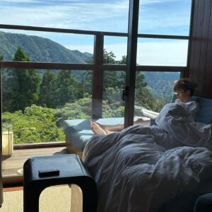 Akiyoshi Nakao Instagram - 俺…35歳になっちゃったよ。
いつも皆さん応援ありがとうございます。

家族にも沢山お祝いしてもらい👍
現場でも沢山お祝いしてもらい👍
誕生日って最高だね。

40代が見えてきたからここからの5年間しっかりと自分のやるべき事とやりたい事を全力でやっていきます。

時には皆様のお力を借りるかもですが、、、今後ともよろしくお願いします。

3枚目は仲里依紗の世界観を感じてみた。

4枚目は休日に隠し撮りされたらマジでそこそこ疲れたおじさんだった。

こんな世の中に生まれてきて、こんな人生を歩めて、こんな家族と過ごせて、こんな仕事をさせてもらえて、俺幸せっす。

ありがと。