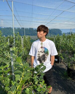Akiyoshi Nakao Instagram - ロッドマンとブルーベリー摘んできました。
勿論隣にはロッドマンみたいな髪の色した人もいました。