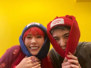 Akiyoshi Nakao Instagram - 先日『爆買いヤー』の誕生日でした。めでたいなぁ。結婚して間もなく10年を迎える、30代半ば男女の落ち着きは我々には全くありませんが、、、喧嘩をする体力は年々減ってきてはおります。
これからも仲良く健康に気をつけて歩んでいきましょう👍

改めておめでとう‼️だね‼️
いつもありがとう‼️

ってか変な被り物被らされた。
インスタはこうやって撮ると映えとか言って張り切ってたけど、映えじゃなくね❓