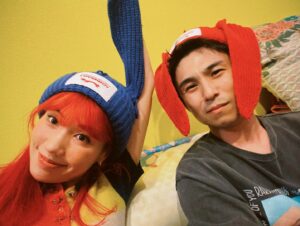 Akiyoshi Nakao Instagram - 先日『爆買いヤー』の誕生日でした。めでたいなぁ。結婚して間もなく10年を迎える、30代半ば男女の落ち着きは我々には全くありませんが、、、喧嘩をする体力は年々減ってきてはおります。
これからも仲良く健康に気をつけて歩んでいきましょう👍

改めておめでとう‼️だね‼️
いつもありがとう‼️

ってか変な被り物被らされた。
インスタはこうやって撮ると映えとか言って張り切ってたけど、映えじゃなくね❓