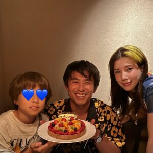 Akiyoshi Nakao Instagram - 先日36歳になりました。
妻と息子にお祝いをしてもらいました❗️手紙ももらい、泣きそうになるわ〜😂

そして沢山の方からメッセージや連絡をいただき、本当に感謝します。

年齢を重ねて、おじさん予備軍になってくると現実が目の前にありすぎて夢見ることを忘れてしまいそうになるけど、36歳は年男🐉

思う存分ビッグな夢を掲げて自分の人生だし自分を最高に愛して楽しみたいと思います👍

ありがとうございます❗️