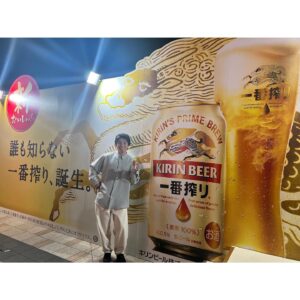Akiyoshi Nakao Instagram - 東京ミッドタウン アトリウムで行われている
 #一番搾り1万人体験会　に行っちゃいました！
体験会では、新しくなった #一番搾り をおつまみと一緒に体験できるだけではなく、よりおいしく飲むこともできちゃって最高でした！
#新一番搾り　 は、飲んだ瞬間、麦のうまみを感じ、思わずもう一口飲みたくなるおいしさでおかわりしちゃいました💪

飲みやすいのに、飲み飽きない！
本当に幸せでした❗️
さらに！体験会ではこのおいしそうに飲んでいる表情を、オリジナルフレームと共にプロのカメラマンに撮っていただくことができます❗️見てください、この私の幸せ映え写真💪
イケてます❓

みなさんもぜひ一度お試しください🍺
#PR