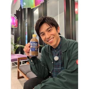 Akiyoshi Nakao Instagram - 真っ暗闇で新発売のジョージアゼロを飲んでみました。
真っ暗で五感が研ぎ澄まされて、味わいに集中できました！

ラテ感たっぷりなのに糖類、砂糖もゼロだからこれはマジでめちゃくちゃ助かる。
コーヒー好きだから超嬉しいお仕事でした👍
#PR
#ジョージアZERO