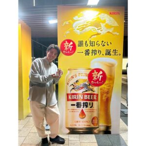 Akiyoshi Nakao Instagram - 東京ミッドタウン アトリウムで行われている
 #一番搾り1万人体験会　に行っちゃいました！
体験会では、新しくなった #一番搾り をおつまみと一緒に体験できるだけではなく、よりおいしく飲むこともできちゃって最高でした！
#新一番搾り　 は、飲んだ瞬間、麦のうまみを感じ、思わずもう一口飲みたくなるおいしさでおかわりしちゃいました💪

飲みやすいのに、飲み飽きない！
本当に幸せでした❗️
さらに！体験会ではこのおいしそうに飲んでいる表情を、オリジナルフレームと共にプロのカメラマンに撮っていただくことができます❗️見てください、この私の幸せ映え写真💪
イケてます❓

みなさんもぜひ一度お試しください🍺
#PR