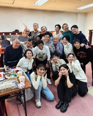 Akiyoshi Nakao Instagram - 『斑鳩の王子〜戯史聖徳太子伝〜』
無事に39公演終えました。

昨日よりももっと良いものを。もっと多くの笑いを。お笑い怪獣は常に進化し続けてました。
その座長に沢山助けられ、沢山甘えて、毎公演本当に多くの事を学ばせていただきました。

そして素敵な役者さん達に囲まれ、スタッフさんに囲まれ、超満員のお客様に囲まれ、幸せ者でした。

本当にありがとうございました。

さんまさんはやっぱり凄いわ、、、
2人で舞台でやり取りした時間は僕の宝です。

#斑鳩の王子