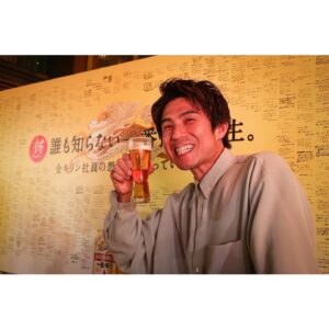 Akiyoshi Nakao Instagram - 東京ミッドタウン アトリウムで行われている
 #一番搾り1万人体験会　に行っちゃいました！
体験会では、新しくなった #一番搾り をおつまみと一緒に体験できるだけではなく、よりおいしく飲むこともできちゃって最高でした！
#新一番搾り　 は、飲んだ瞬間、麦のうまみを感じ、思わずもう一口飲みたくなるおいしさでおかわりしちゃいました💪

飲みやすいのに、飲み飽きない！
本当に幸せでした❗️
さらに！体験会ではこのおいしそうに飲んでいる表情を、オリジナルフレームと共にプロのカメラマンに撮っていただくことができます❗️見てください、この私の幸せ映え写真💪
イケてます❓

みなさんもぜひ一度お試しください🍺
#PR