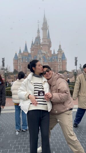 Akkaranat Ariyaritwikul Instagram - ลง รีแอค ของทุกคนเก็บไว้ดู ทุกคนดีใจและตื่นเต้นมากๆ
ขอให้ลูกสุขภาพแข็งแรง แล้วออกมาเจอกันนะลูกรัก🤍