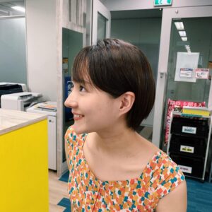 Ako Nagao Instagram - .
そういえば、髪を切りました！
久しぶりのショートヘアです。乾かすのが楽ちん！このラクさを知ってしまうと、しばらく伸ばせそうにないなぁ。
(セルフカットに失敗し、オシャレすぎるヘアスタイルになったので、美容師さんに整えてもらいました。みなさん、髪はプロにお願いしましょう！)