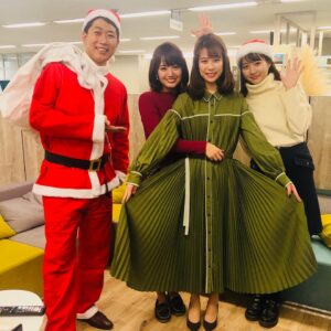 Ako Nagao Instagram - .
メリークリスマス🎅
唯ちゃんはクリスマスツリー🎄
清華ちゃんはオーナメント役⭐️
だそうです

#酒主義久
#鈴木唯
#井上清華
#永尾亜子