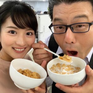 Ako Nagao Instagram - .
今朝は、昨日の「M-1グランプリ2019」で王者に輝いた、ミルクボーイのおふたりがスタジオに生出演、コーンフレークのネタを披露してくださいました😆✨何回見ても面白かったなぁ😂
オンエア終わりにコーンフレークを食べる軽部さんと写真撮影😂