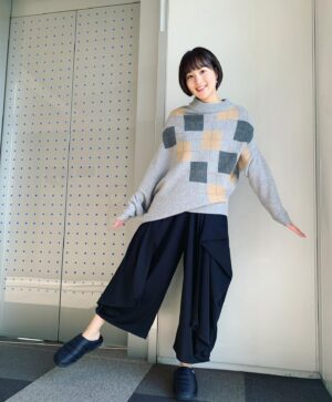 Ako Nagao Instagram - .
今週もお疲れ様でした！
今朝のめざましテレビの衣装は
アシンメトリーなニットとパンツでした。
スリッパは最近新調した社内移動用のもの😂暖かくてお気に入りです！
最近は足が冷えるので、家では湯たんぽが手放せません。みなさんはおすすめの冷え性対策なにかありますか？