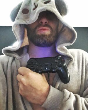 Aksel Hennie Instagram - Happy Onesie Fortnite Morning! 🐻 #fortnite #season4 #ps4