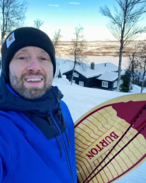 Aksel Hennie Instagram - Winter’s ABC 🤍 Aksel, Board, Cabin.... Love Norwegian nature even more when I can float on half a meter powder right outside my door..... Happy New Year!!!! ❤️K H H H❤️#happynewyear #Norway #ABC #Aksel #boardlife #cabin