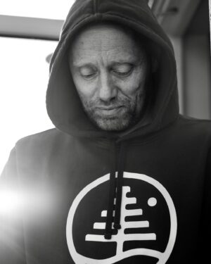 Aksel Hennie Instagram - BACK TO WORK! This shot is taken by @skolmn on the last day of summer. Beautiful evening with great people. My little smile there is me feeling truly thankful for those small gems of evenings, days, and nights that are not planned, but still bring dignified moments and happiness. Now it’s @peergyntas time - let’s make it count!! #❤️ ❤️K H H H❤️