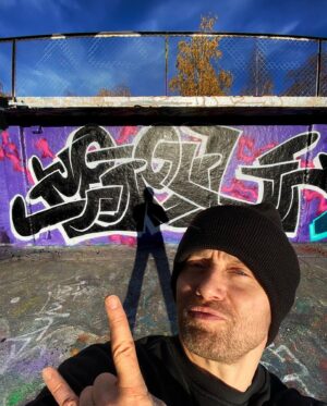 Aksel Hennie Instagram - SUN’S OUT - CANS OUT!! ⚫️⚪️🟣 Color Therapy 2020! Happy day with good friends @poker_atomic & @pay2 #graffiti #cancontrol #cans #art 💜K H H H💜