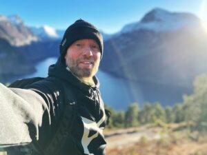Aksel Hennie Instagram - MONDAY MOUNTAIN MADNESS! What beautiful way to start the week.My work allows me to travel and experience amazing places and people, and I’m deeply grateful for every single moment of joy. @andersflatlalaland @nadasvada @einarfilm @polsiden @visitnorway #view #norway