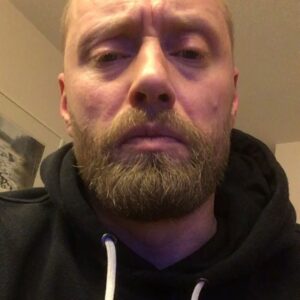 Aksel Hennie Instagram - ONKEL STEWART har drukket litt for mye Fernet og er ikke spesielt glad i @hermanflesvig . Jeg derimot synes Herman er topp! #terkeliknipe #onkelstewart @nordiskfilmnorge @andersandenmatthesen