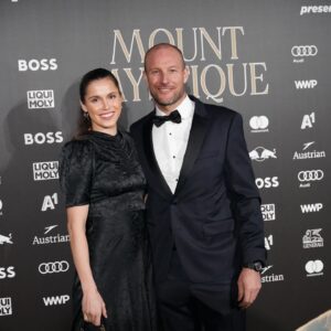 Aksel Lund Svindal Instagram - Kitzbühel race weekend! Storm and Amalie came to their first ever downhill races. Now they think every race is like #kitzbühel 😅
@sebastianvettel and myself are better at skiing than rolling dices 🏎️🎲⛷️
Thanks to @alexandra_meissnitzer for being a great co-host of the Kitz Race Party. And thanks to the organization for inviting us to host 🎉
Absolutely incredible skiing by @cyprien_sarrazin WOW💯
The fight with @marcoodermatt is racing at its best 🤩
And the biggest 😍 to the skiing community. You're the best! Every time a come to visit I remember 100% why I loved being on the tour for all those years!