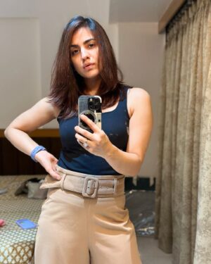 Aksha Pardasany Instagram - Short hair no care 🙋🏻‍♀️