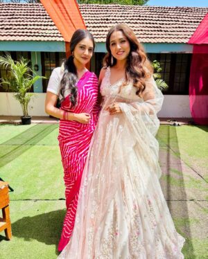Akshita Mudgal Instagram - Just grateful to work with these two incredible beauties.😇✨
@iamjayakishori @neetimohan18 

#AajBirajMeinHoliReRasiya Thankyou for your love♥️

#tseries #jayakishori #neetimohan