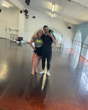 Alan Bersten Instagram - I have to say, I am so proud of you @jamielynnspears you are impressing me so much every single day! I truly have so much fun with you and you surprise me every day!!! 

Also your scream in this split is too funny not to share 😂😂 I can’t wait to show everyone our cha cha!!!!