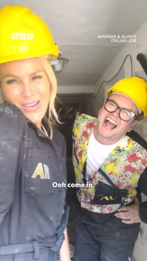 Alan Carr Instagram - Cribs: Construction Style 🏠 @noholdenback @chattyman #AmandaAndAlan #ItalianJob #iPlayer #AlanCarr #AmandaHolden #Italy