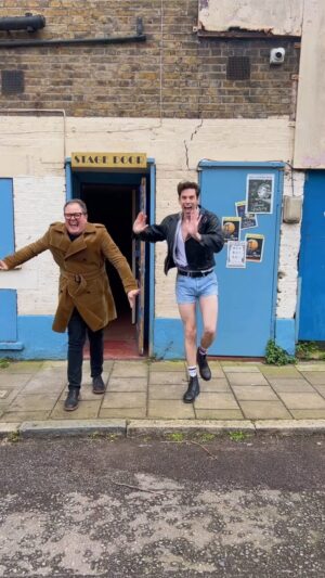 Alan Carr Instagram - What else is there to do inbetween takes on set? 🤷🏻😅 #changingends