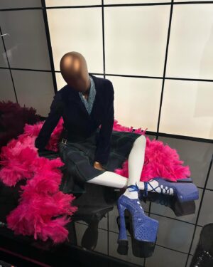 Alan Carr Instagram - Iconic night full of iconic people!! Was going to wear my pink mini skirt but didn’t want to upstage Naomi 😆The @vamuseum retrospective of @naomi - 40 years in fashion was mouth droppingly good - go see it! (I’m still in shock that THE Grace Jones recognised me from being on Chattyman 🙀) thanks for the invite @angellicabell 😘