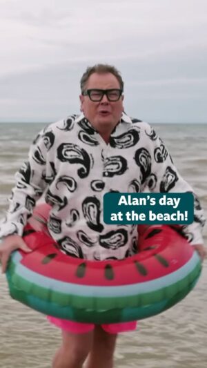 Alan Carr Instagram - @chattyman does indeed like to be beside the seaside 🏖️ 

We’re in Swansea transforming cafés in this week’s #InteriorDesignMasters on @bbcone and @bbciplayer