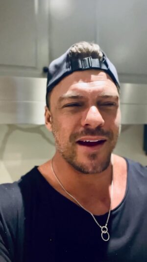 Alan Ritchson Instagram - Diet tips… You’re welcome.