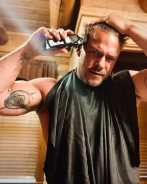 Alan Ritchson Instagram - Anybody else live so far in the sticks you have to cut your own hair before you shoot a magazine cover?? 😂😂😂

Please don’t tell anyone on set I did this! Our secret.